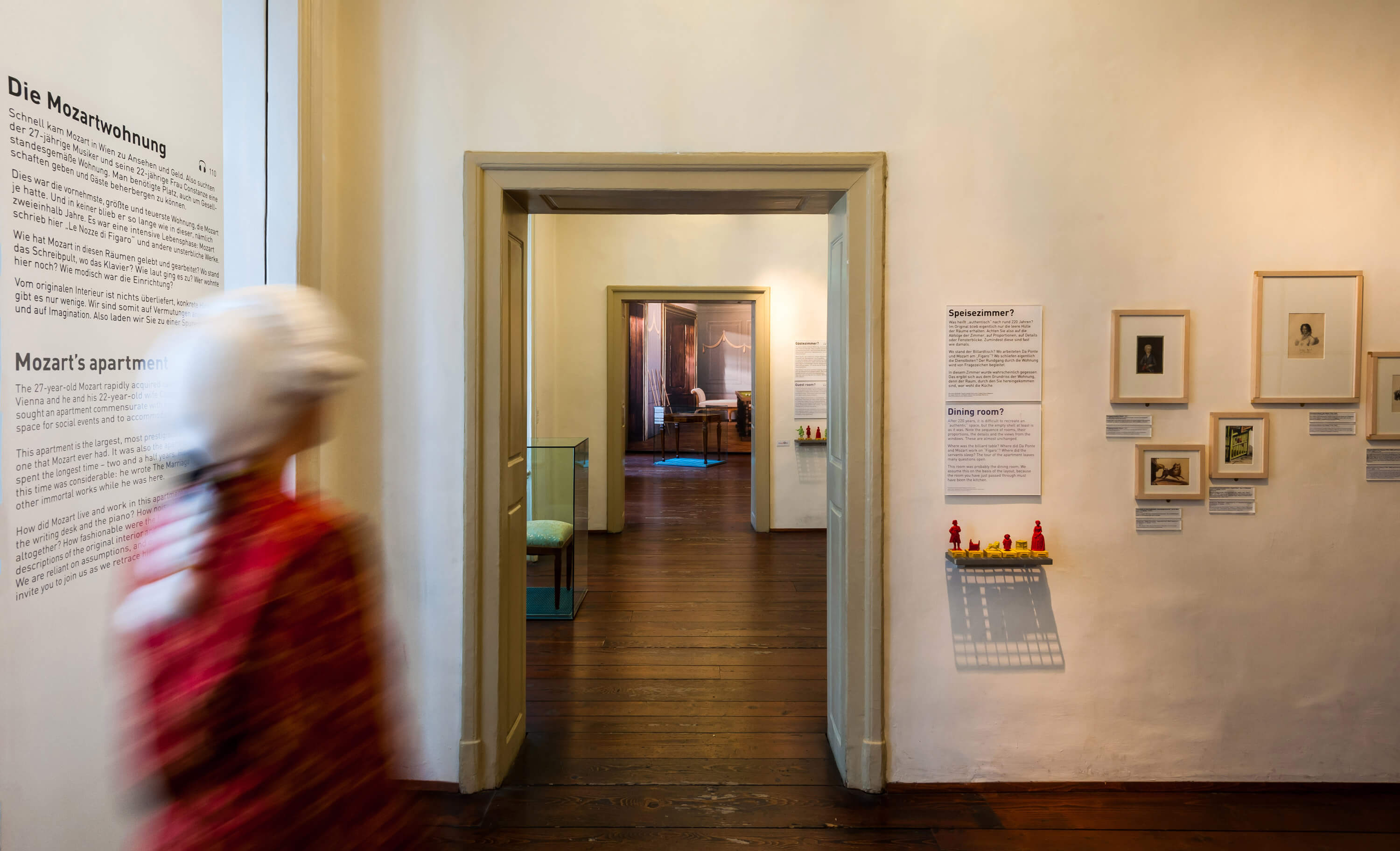 Mozarthaus Vienna Internationaler Museumstag Mozarthaus Vienna Innenansicht mit verschwommener Person im Mozart-Kostüm