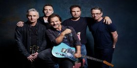 Aufnahme von Pearl Jam, Frontmann Eddie Vedder mit Gitarre in der Mitte