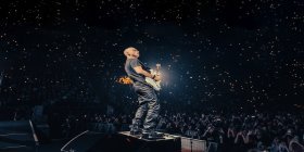 Eros Ramazzotti auf der Bühne mir einer E-Gitarre