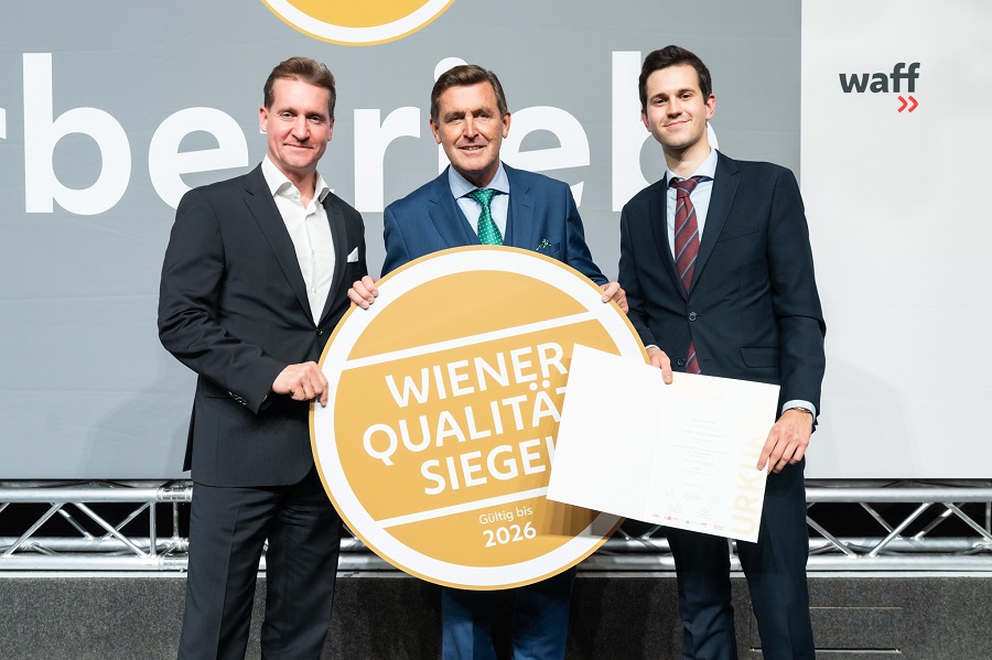 Wien Holding erhält Auszeichnung als Top Lehrbetrieb. Von links nach rechts auf dem Foto: Wien Holding-GF Oliver Stribl, Stadtrat Peter Hanke, Wien Holding Lehrling Noah Bezwoda