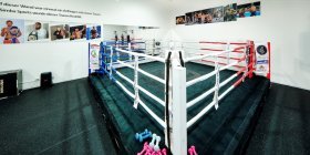 Boxring mit Fotos von Boxern im Hintergrund