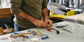 Der Wiener Reparaturbon läuft neu an Mann mit Hammer und Werkzeug