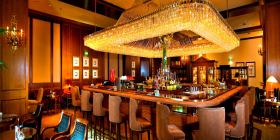 Hotelbar Barhocker vor einer leeren Bar mit einer sehr prunkvollen Einrichtung