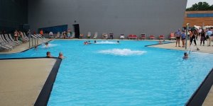 Therme Außenbereich Der Außenpool mit Bodensprudel und Massagedüsen an den Seitenwänden.