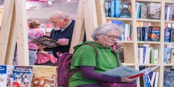 Personen lesen bei der größten Buchmesse Österreichs