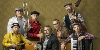 Sieben Klezmer-Musiker mit verschiedenen Instrumenten