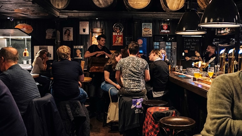 Personengruppen in einem Pub
