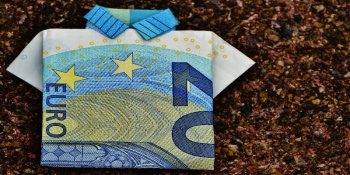 20 Euro Schein der zu einem Hemd gefaltet wurde