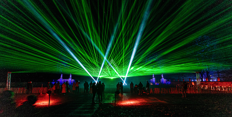 Lasershow, davor Zuschauer