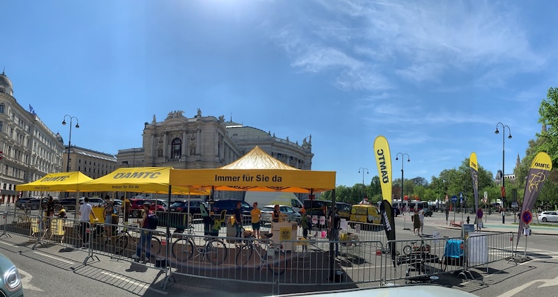 ÖAMTC PopUp vor dem Burgtheater in Wien. 