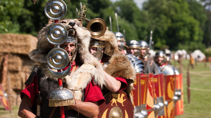 Menschen sind als Römer verkleidet beim Römerfest in Carnuntum