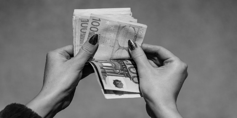 Miete zurück Frau zählt 100 Euro Scheine