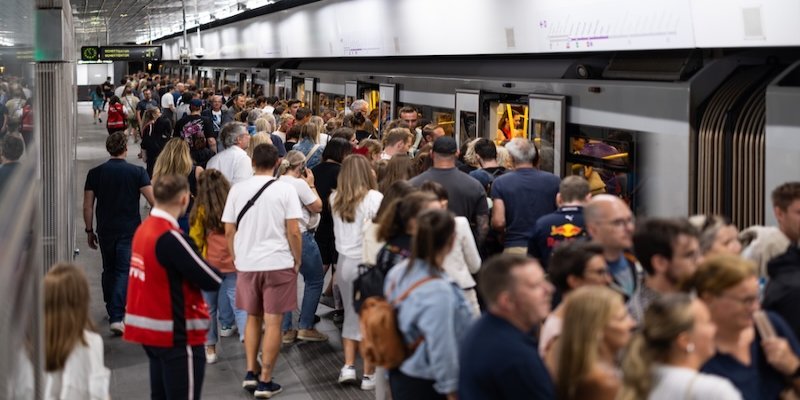 Wiener Linien Menschenmenge in U-Bahn-Station