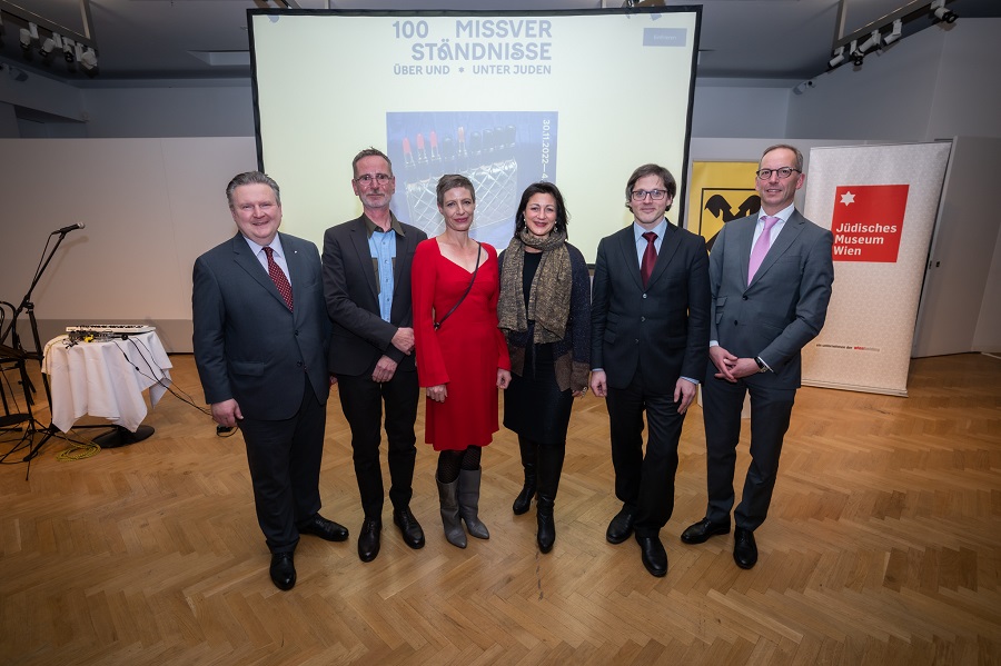 Foto von Ausstellungseröffnung im Jüdischen Museum mit Bürgermeister Michael Ludwig, Hannes Sulzenbacher (Chefkurator), Barbara Staudinger (Direktorin), Veronika Kaup-Hasler (Kulturstadträtin), Ludwig Dvořák (AK Wien), Andreas Fleischmann (Vorstandsdirektor RLB NÖ-Wien).