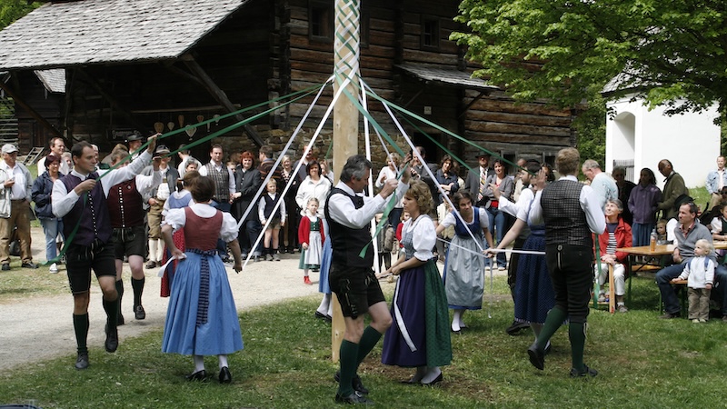 Bandltanz rund um den Maibaum