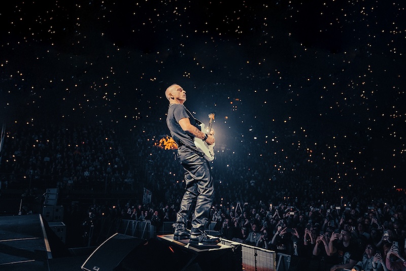 Eros Ramazzotti auf der Bühne mir einer E-Gitarre