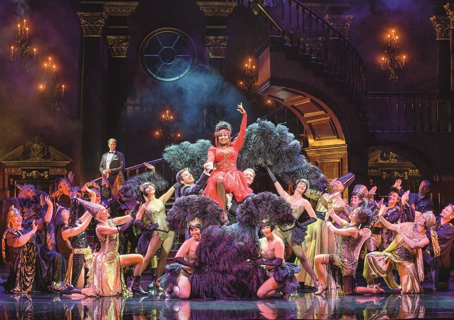 Rebecca Musical Wien: Szene-Aufnahme mit Ensemble auf der Bühne