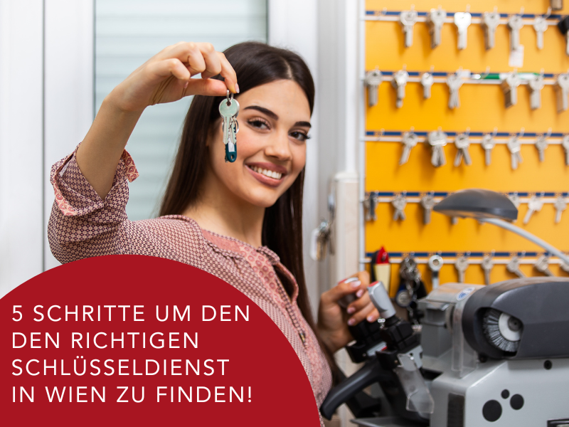 Eine Frau steht an der Schleifmaschine und hält den neuen Schlüssel in der Hand