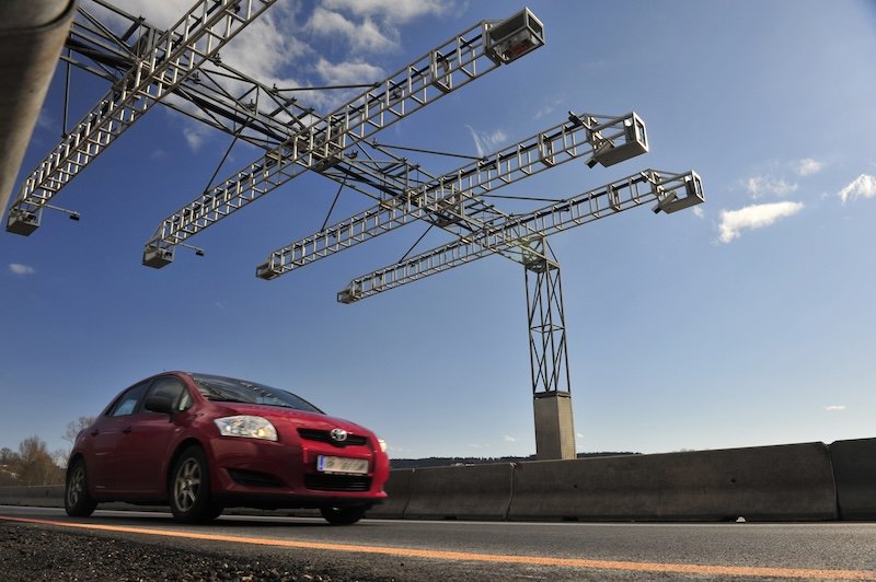 Auto, das von einer Section Control erfasst wird