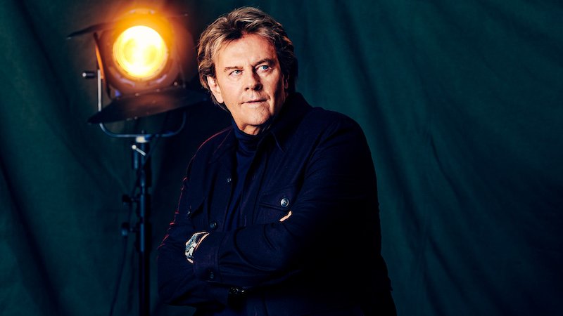 Howard Carpendale schaut nachdenklich vor dunklem Hintergrund