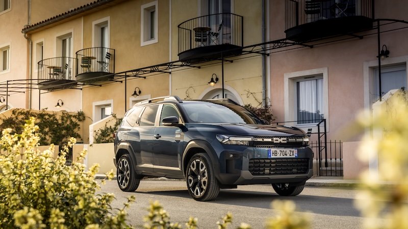 Dacia Bigster 2025 – Familien-SUV mit 4,60 m Länge steht vor einer mediteranen Hausfassade