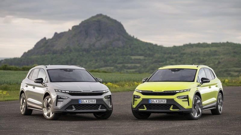 Škoda Elroq 2025 – zwei kompakte Elektro-SUV auf MEB-Plattform in grau und neongelb stehend im hintergrund bergkulisse