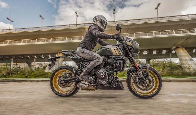 Suzuki GSX-8TT 2025 – Mittelklasse-Bike mit Front-Cowl, Retro-Optik, in Seitenansicht auf der Straße fahrend