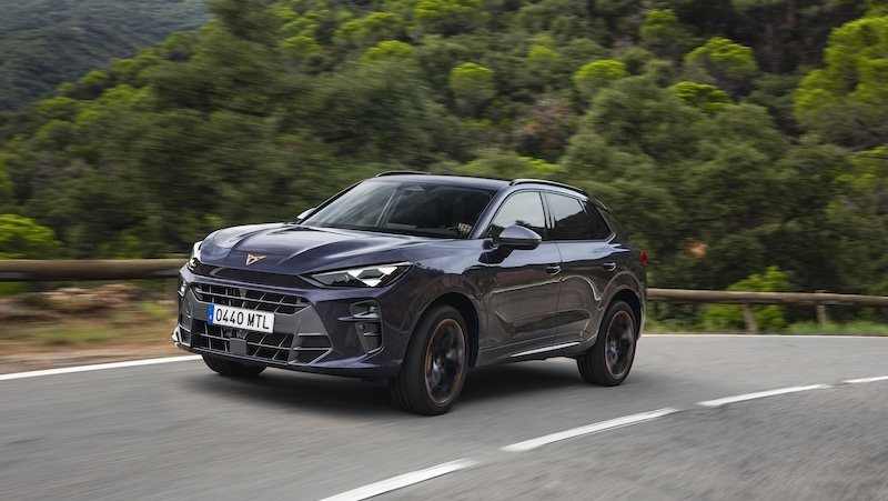 CUPRA Terramar Modelljahr 2025 – designbetontes SUV in Blau fahrend auf Bergstraße