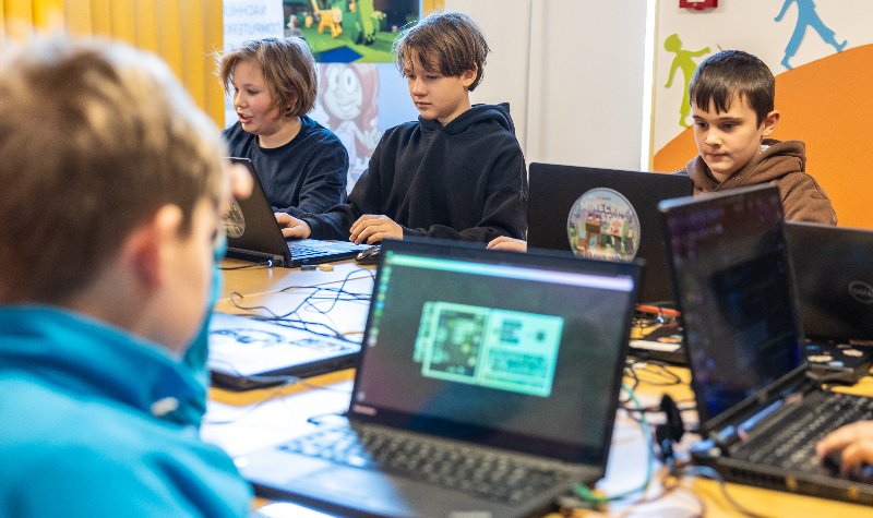 Minevraft spielender Junge