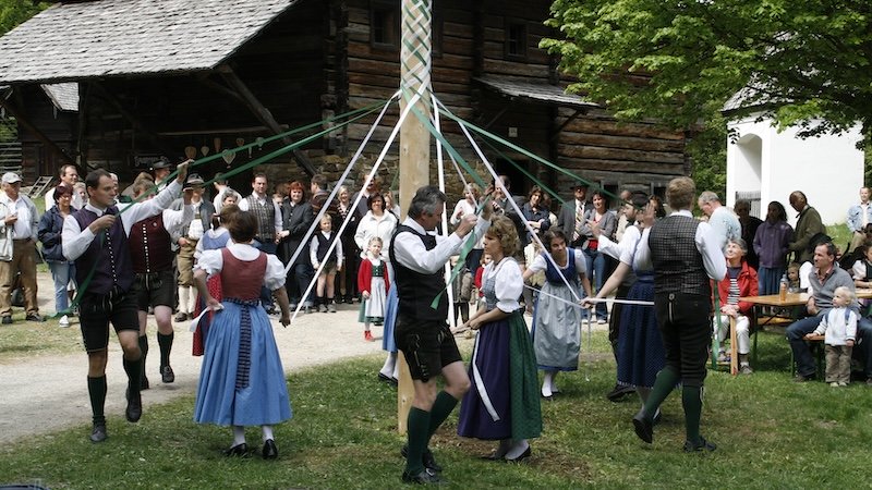 Bandltanz rund um den Maibaum