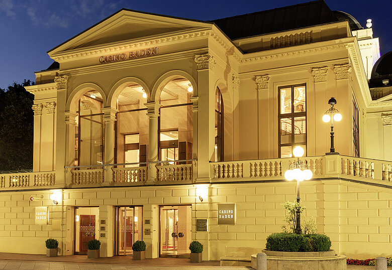 Das Gebäude vom Casino in Baden bei Wien von Außen bei Nacht