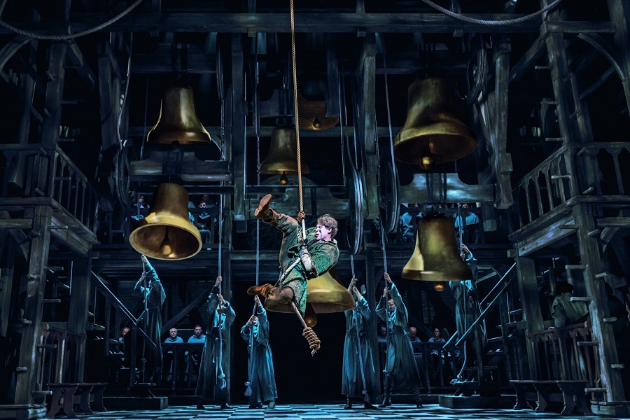 Glöckner von Notre Dame Musical Szenebild: Quasimodo schwingt am Glockenseil