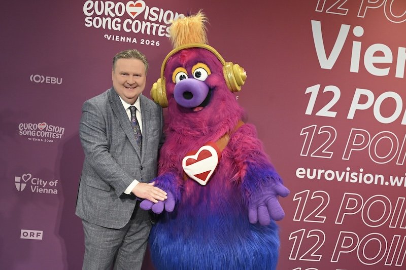 Bürgermeister Michael Ludwig und ESC Maskottchen Auri 