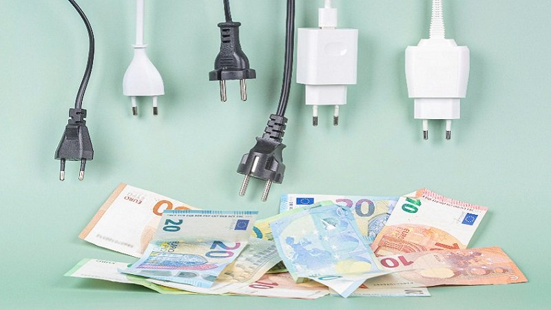 Stecker hängen von der Decke darunter Euroscheine