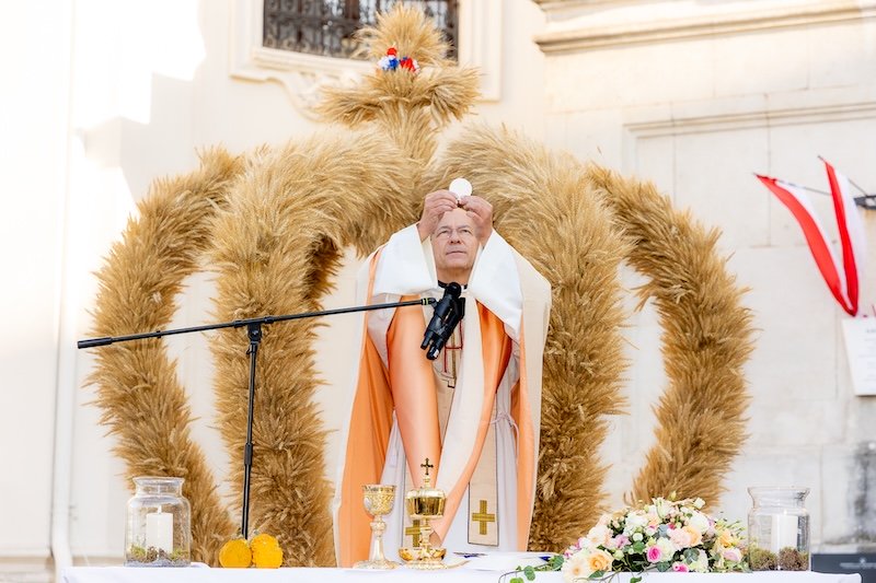 Dompfarrer Toni Faber beim Erntedanksegen vor der Erntekrone.