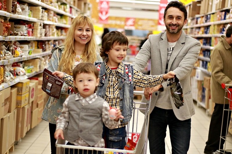 Familie die zusammen einkaufen geht