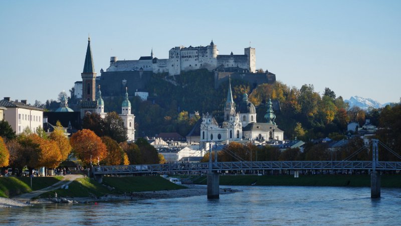 Blick auf die Altstadt von Salzburg mit der Festung Hohensalzburg am Mönchsberg