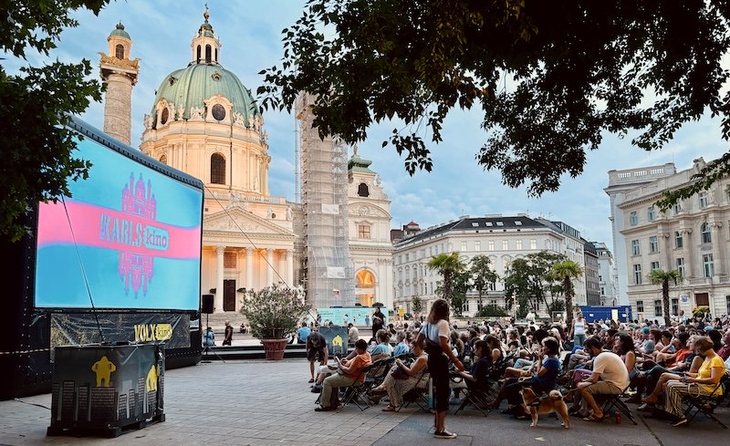 Karlskino vor der Karlskirche