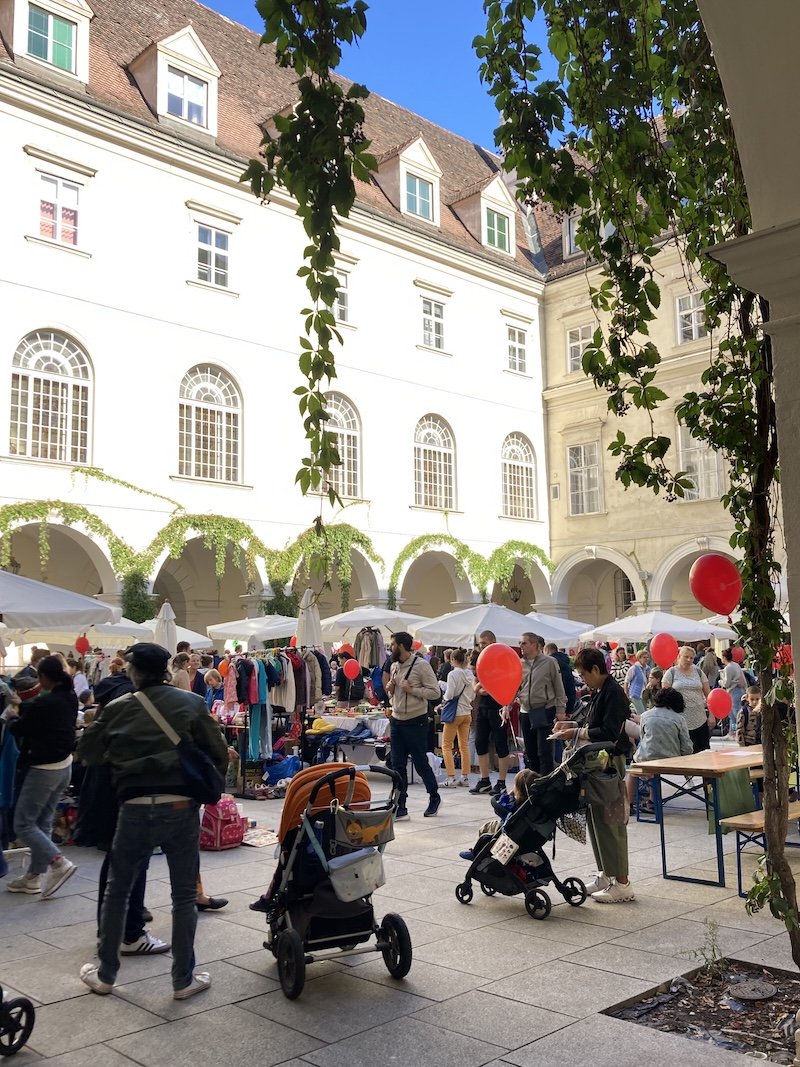 Kinderflohmarkt im Arkadenhof des Erzbischöflichen Palais.