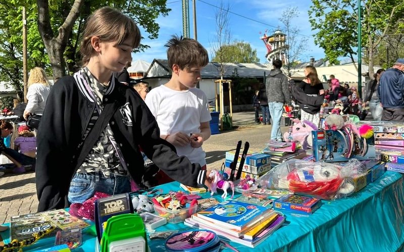 Kinder vor einem Flohmarktstand.