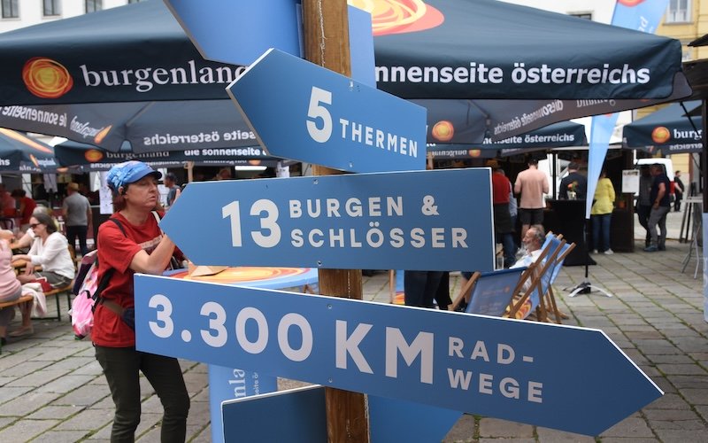 Schilder mit Informationen zum Burgenland.