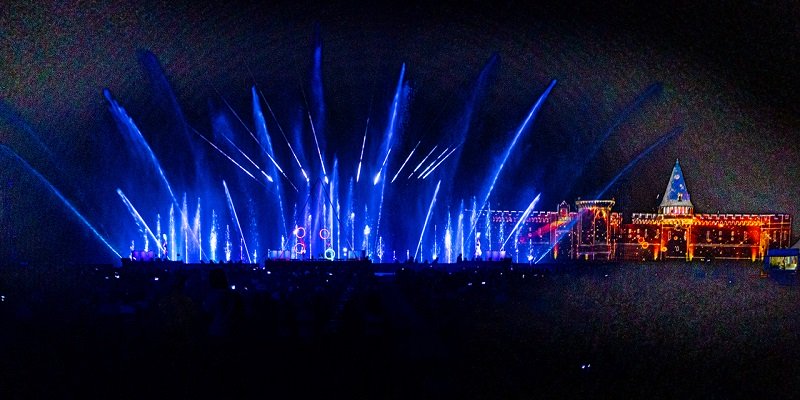Das Bild zeigt die Show Klangwelle im Schlosspark Laxenburg.