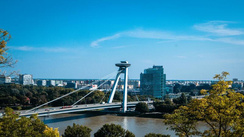 Eine Brücke über einem Fluss mit einer Aussichtsplattform