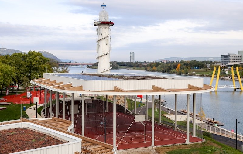 Sportfeld mit regensicherem Dach am Pier 22
