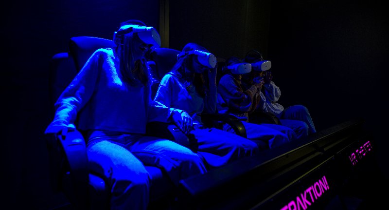 Menschen mit VR-Brille sitzen in einem 5D Erlebnis
