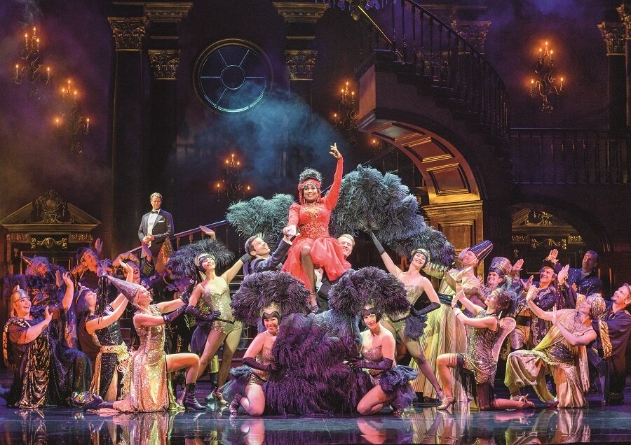 Rebecca Musical Wien: Szene-Aufnahme mit Ensemble auf der Bühne