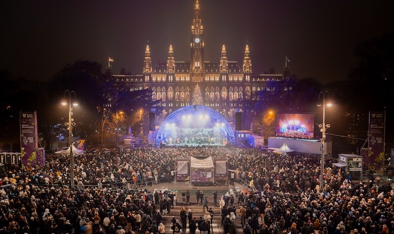 Die Bühne Rathausplatz beim Wiener Silvesterpfad 2024.