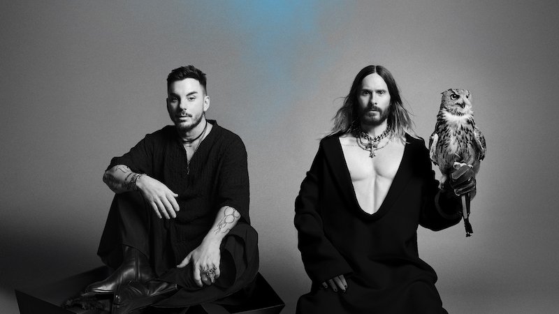 Schwarz-weißes Foto von Shannon und Jared Leto. Jared hat eine Eule auf dem Arm.