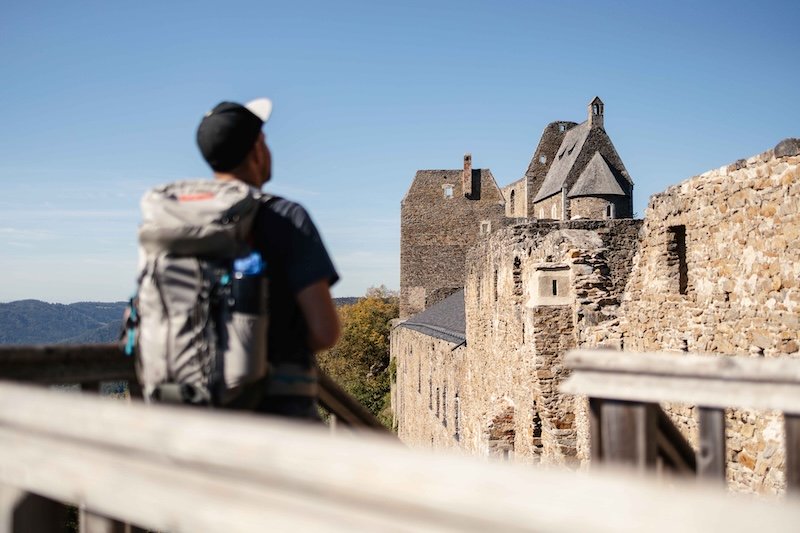 Mächtige Burgruine Aggstein hoch über der Donau mit Blick ins Tal