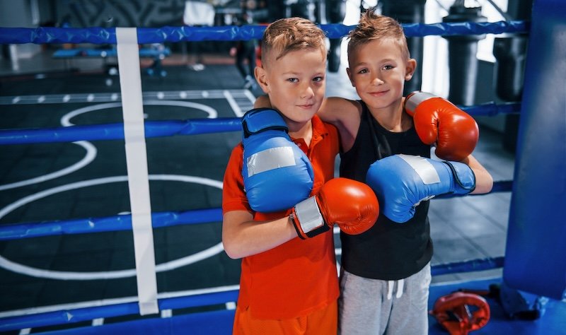 zwei jungs mit boxhandschuhen im Ring